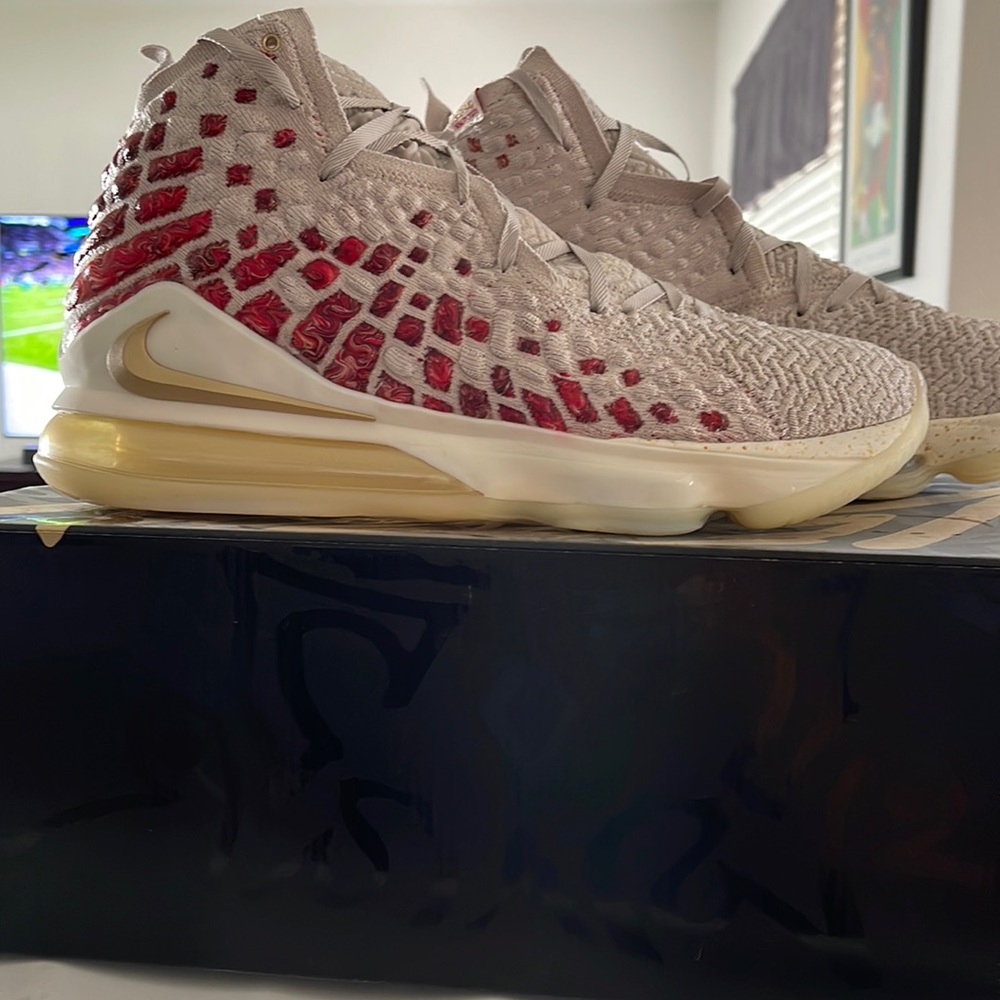 Nike Lebron 17 Harlem Fashion Row Desert Sand/ metallic gold